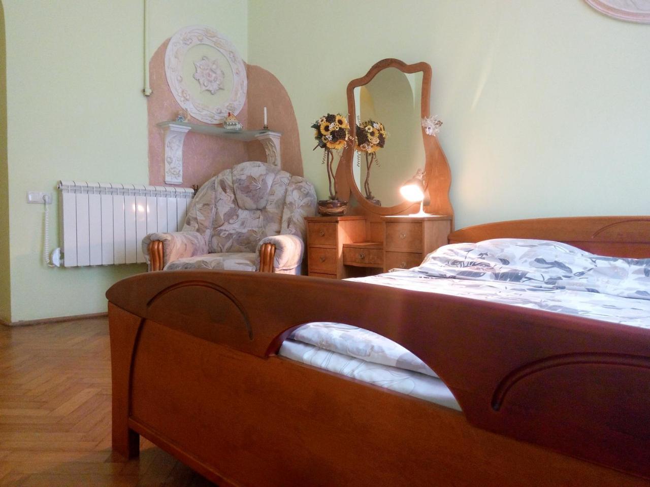 Flat On Sheptytskykh Apartment Lviv Ngoại thất bức ảnh